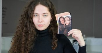 “გაკვირვებული უყურებდა ყველა ჟურნალისტი..” – ნახეთ რა განძი წაიღო 20 წლის უკრაინელმა გოგონამ ქვეყნიდან გაქცევისას